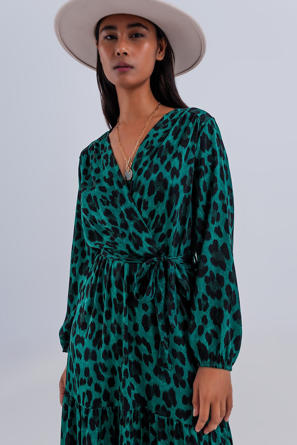 Abito moderno con scollo a V, stampa animalier nera e verde stile boho