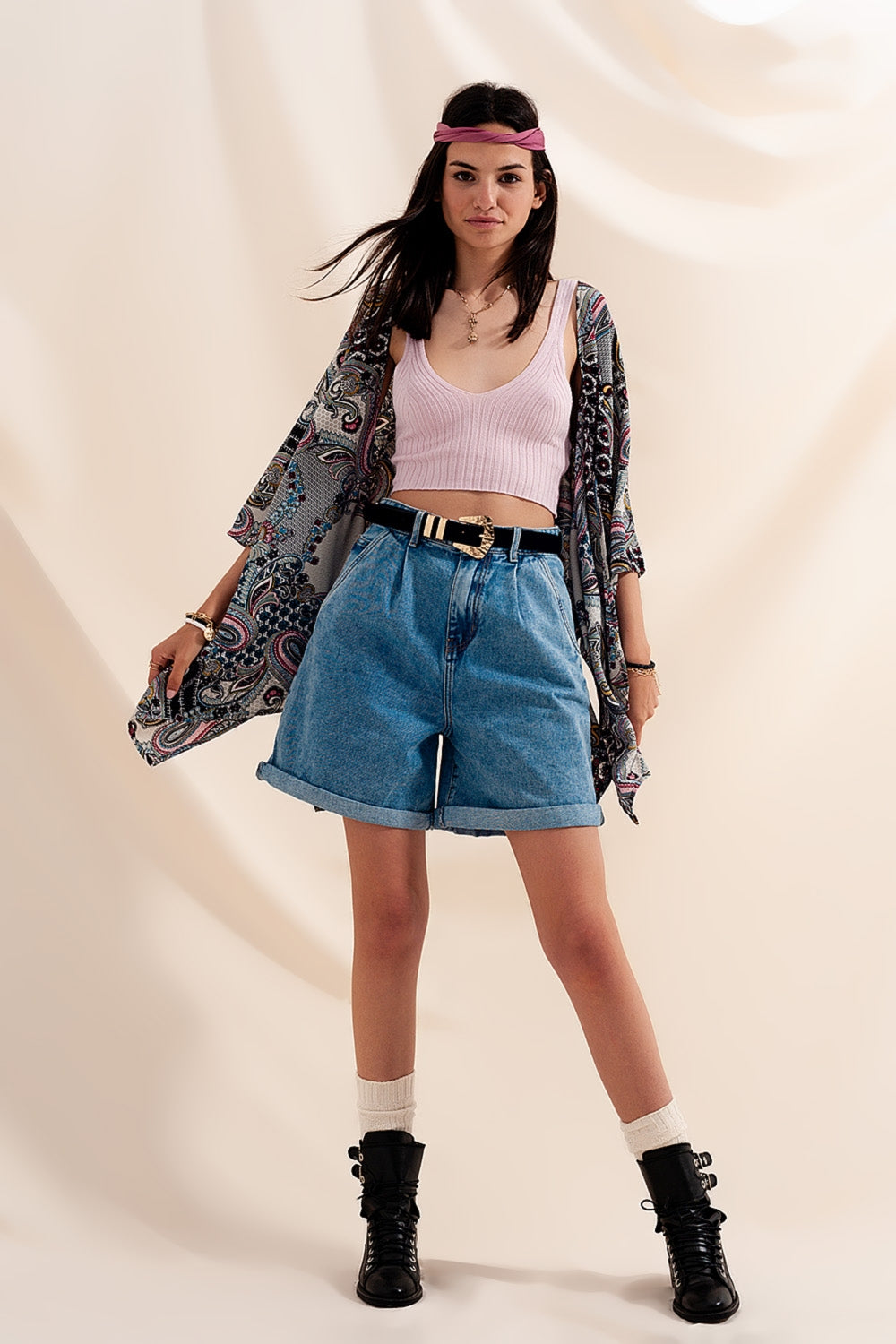 Blauer Denim-Shorts mit hoher Taille, 100 % Baumwolle, legerer Schnitt, Länge über dem Knie, perfekt für den Sommer.