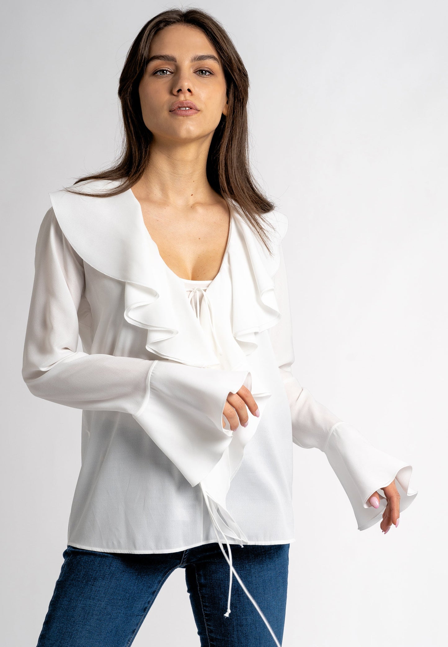 100%Viscose naturelle. La blouse est dotée d’un large col à volants.