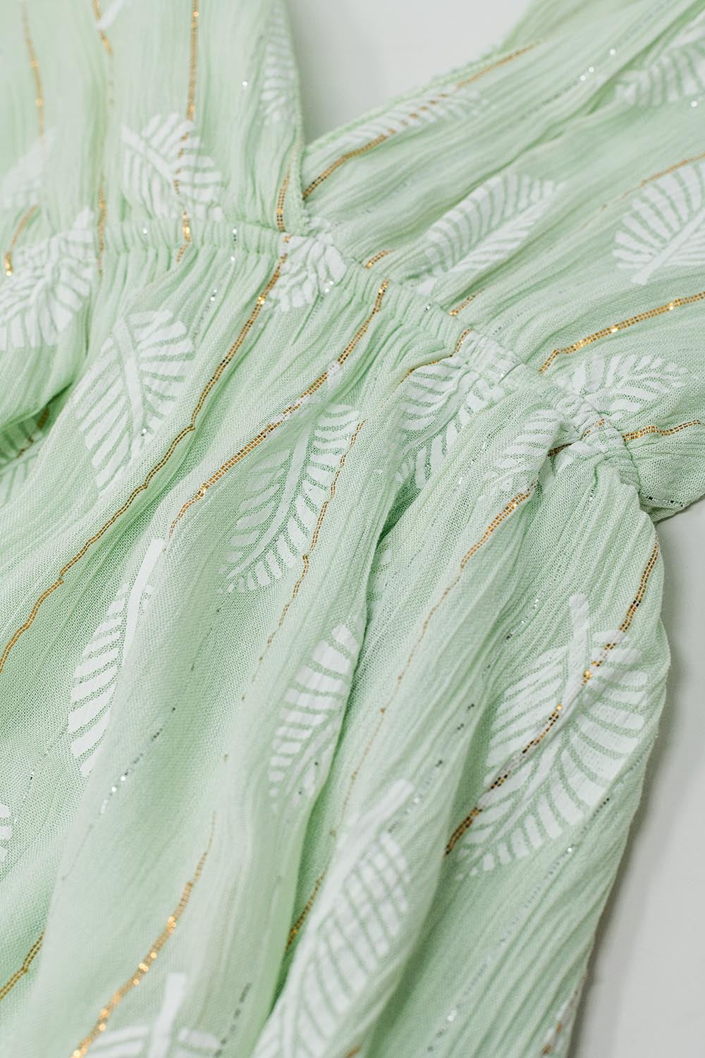 langes Sommerkleid im Boho-Stil mit Halter-Ausschnitt und elastischer Taille, Farbe sehr helles Mintgrün.