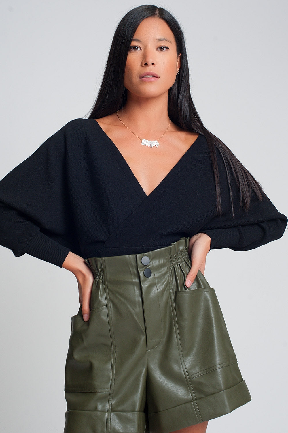 Eleganter schwarzer Pullover zum Binden am Rücken, mit langen Ärmeln, V-Ausschnitt und aus Viskose.