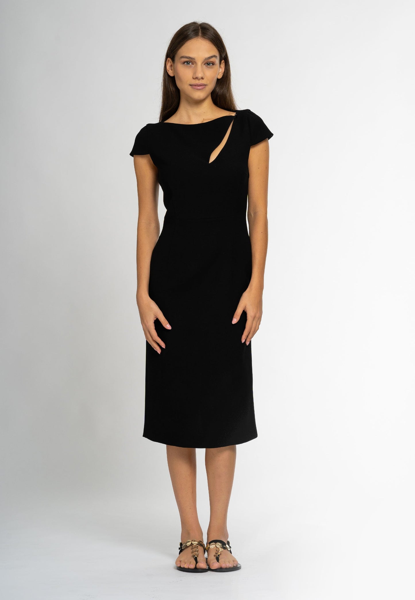 Elegantes schwarzes Midikleid aus Viskose, mit Cut-out-Ausschnitt, kurzen Ärmeln und Schlitz.