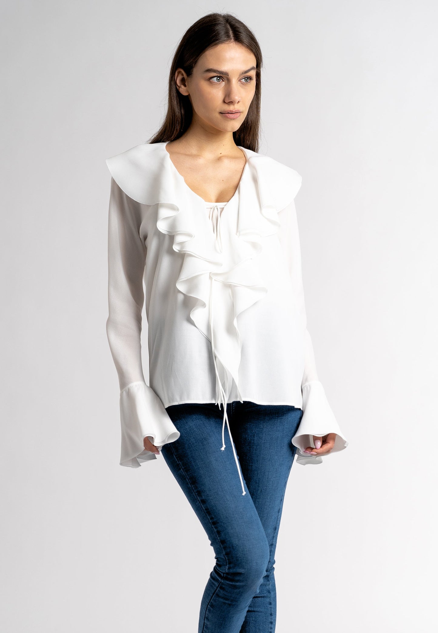 Style boho, maches longues, color blanche. a volant.