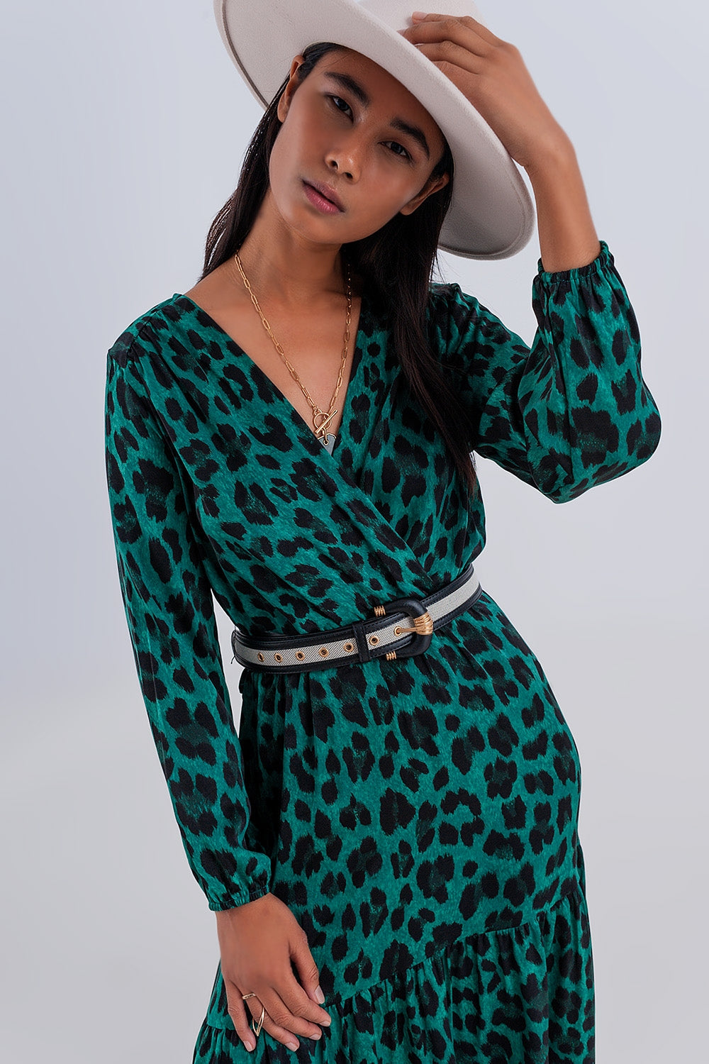 Modernes Kleid mit V-Ausschnitt und schwarz-grünem Animal-Print. Boho-Stil