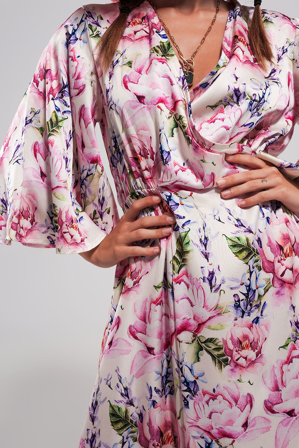 Maxi-Bohème-Kleid in Rosarot mit Blumenmuster und seitlichem Schlitz, dreiviertellange Ärmel, V-Ausschnitt, Wickelschnitt, Festkleid.