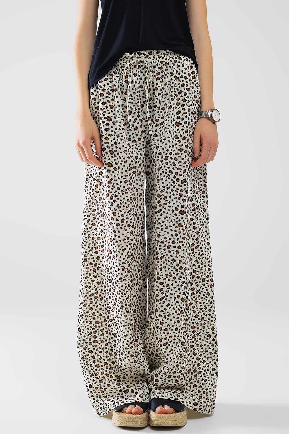 Pantalon décontractée, imprimé léopard, taille élastiquée, et cordon de serrage ajustable.