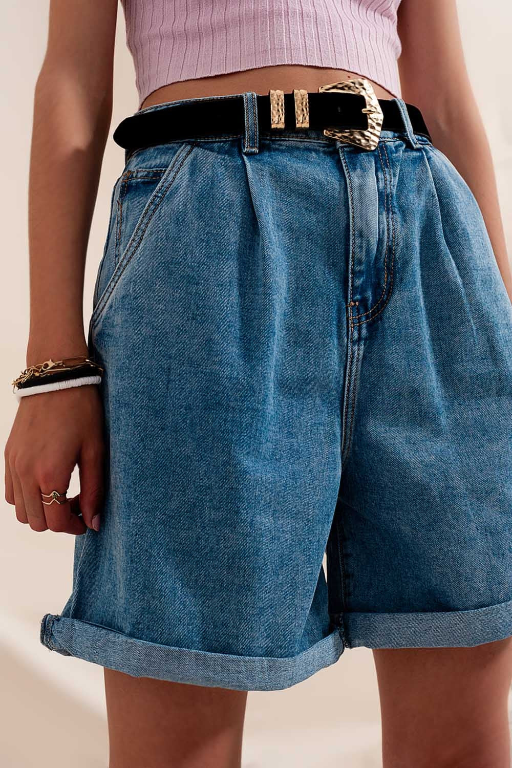 Pantaloncino di jeans blu vita alta, 100% cotone, taglio comodo, lunghezza sopra il ginocchio, perfetto per l'estate.