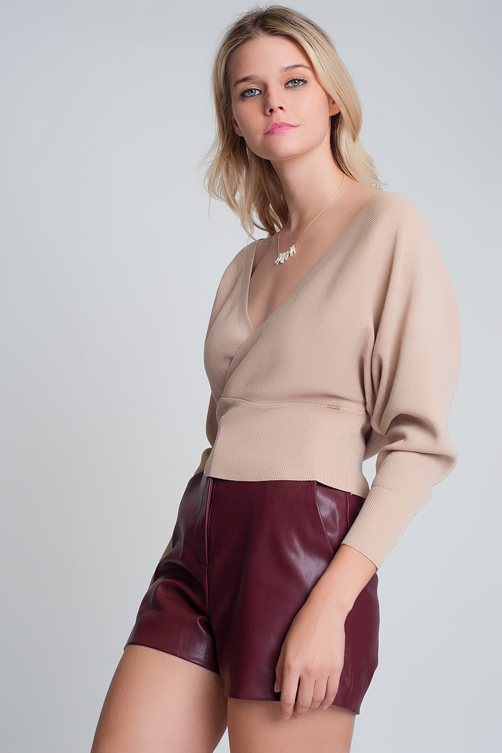 Pull élégant beige à nouer dans le dos, manches longues, col en V en viscose.