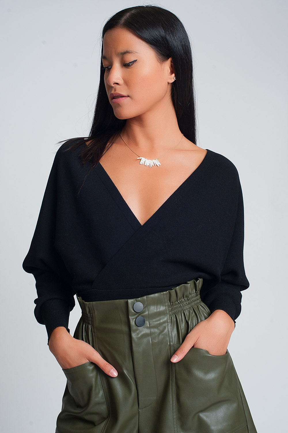 Pull élégant noir à nouer dans le dos, à manches longues, col en V en viscose.