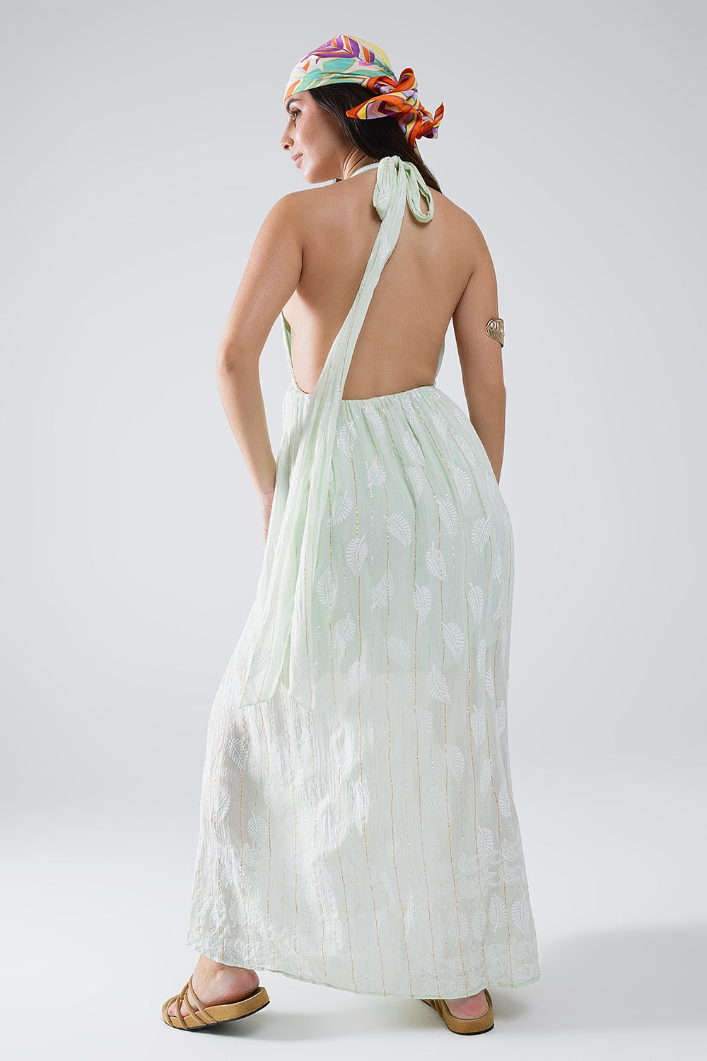 Robe longue bohème d'été à décolleté halter et taille élastiquée, couleur vert menthe très clair.