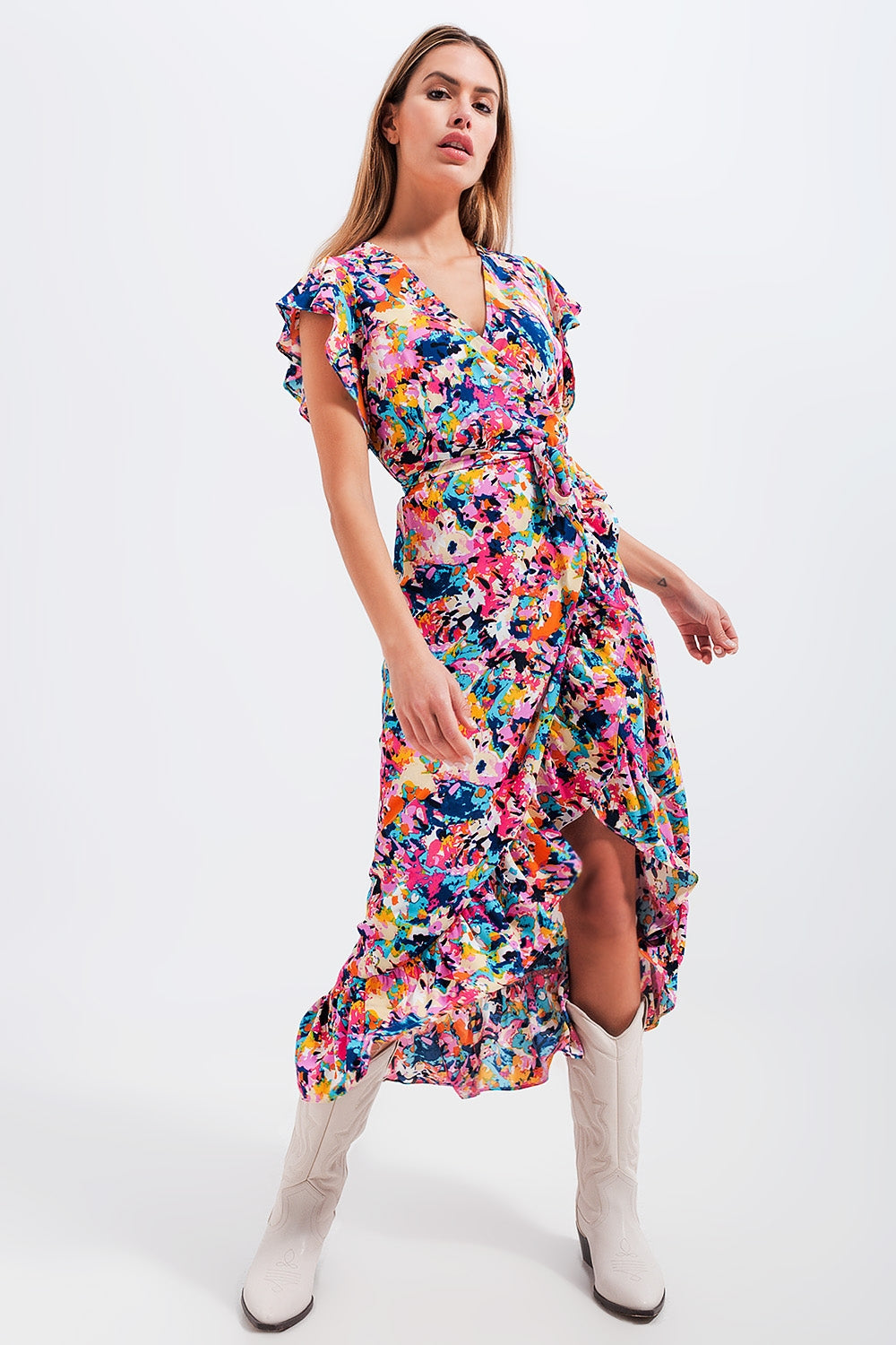 Robe maxi bohème fleurie vivace, col en V avec volants, taille à nouer, manches courtes et fente latérale.