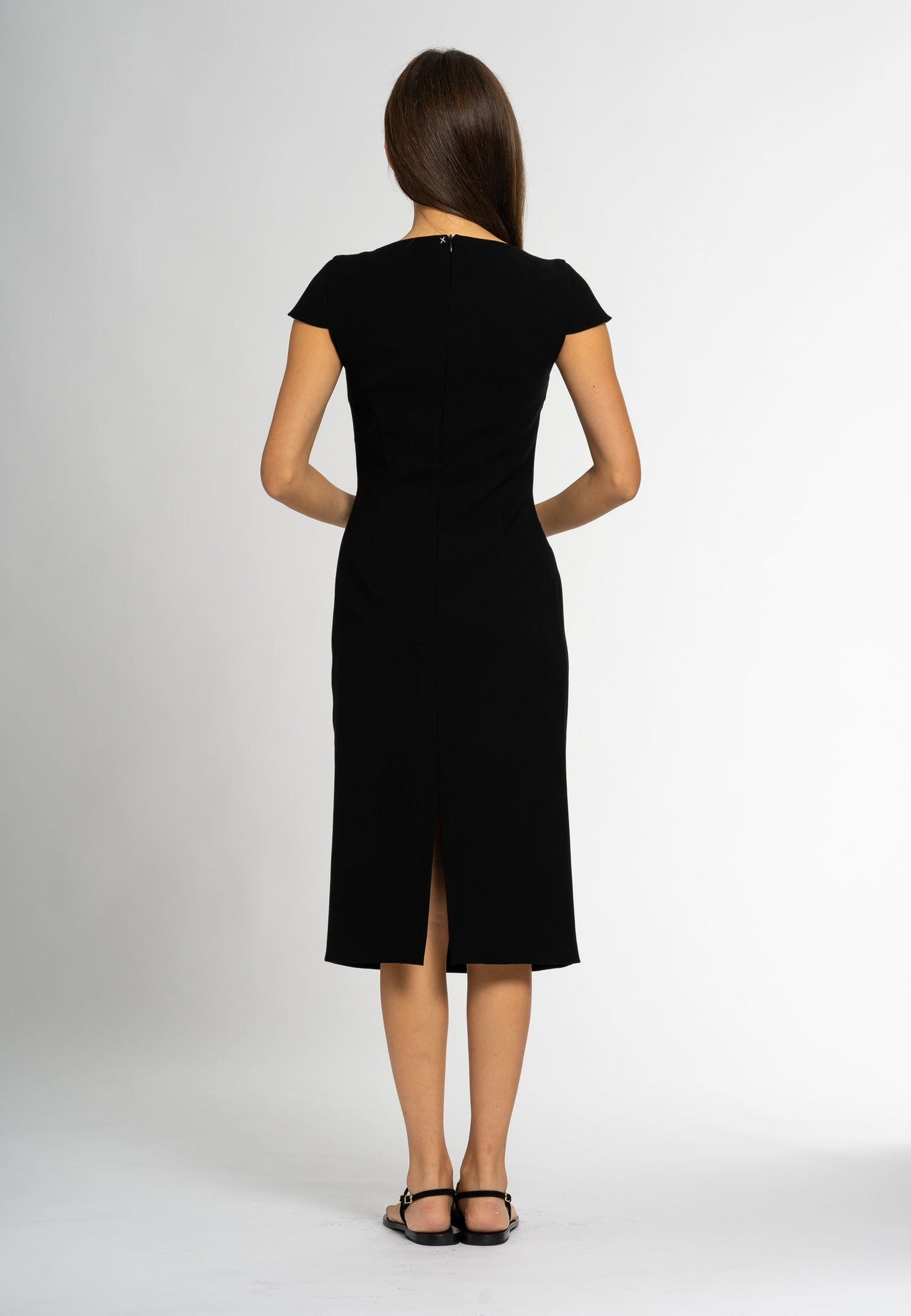 en viscose, décolleté découpé. manches courtes, et fente.