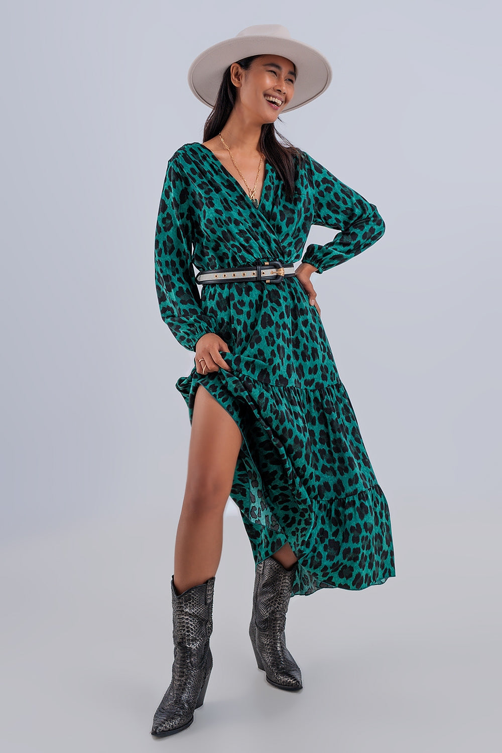 Robe moderne à col en V, imprimé animal noir et vert. Style bohème.