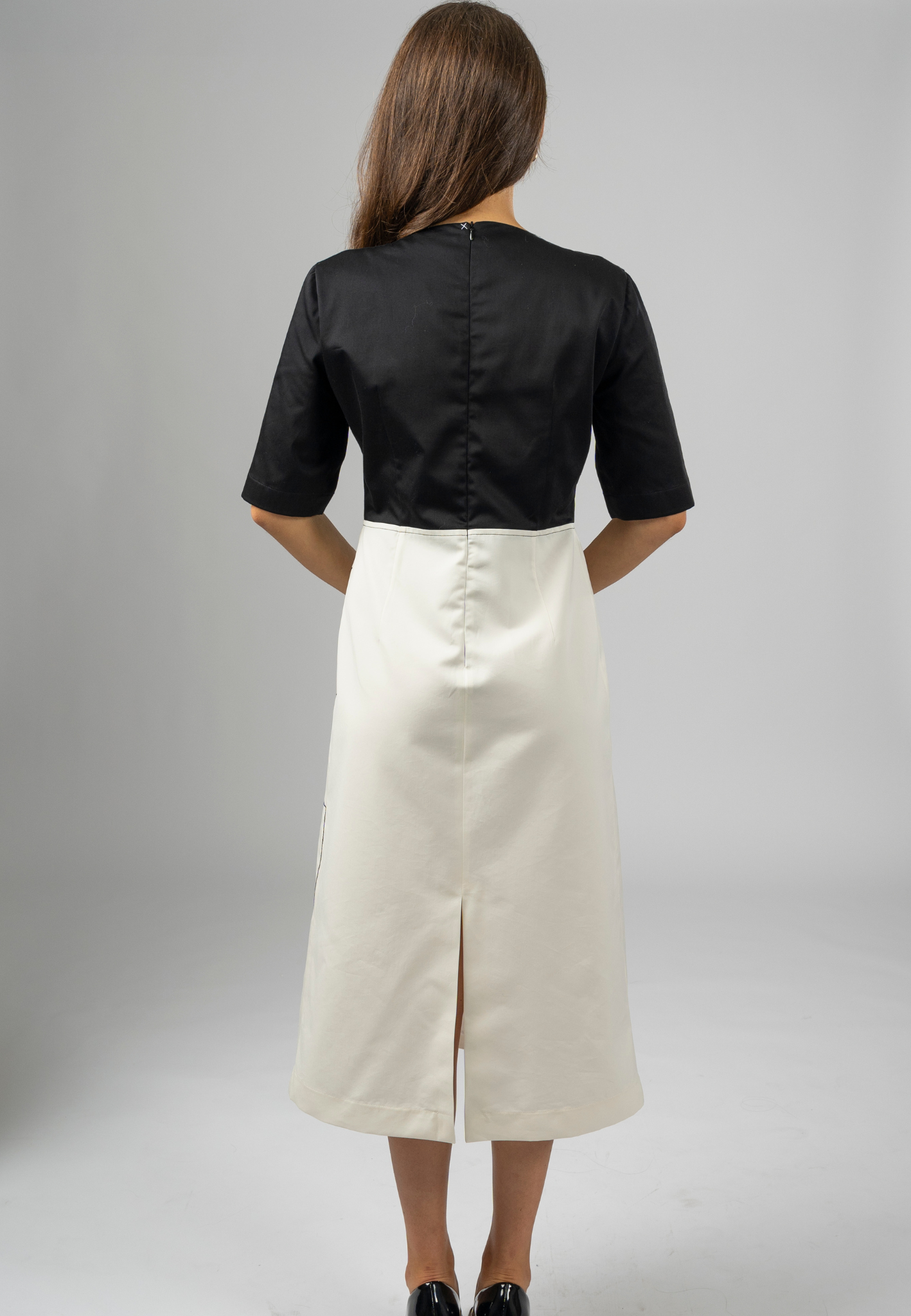 White and black straight-cut ceremony dress with short sleeves,