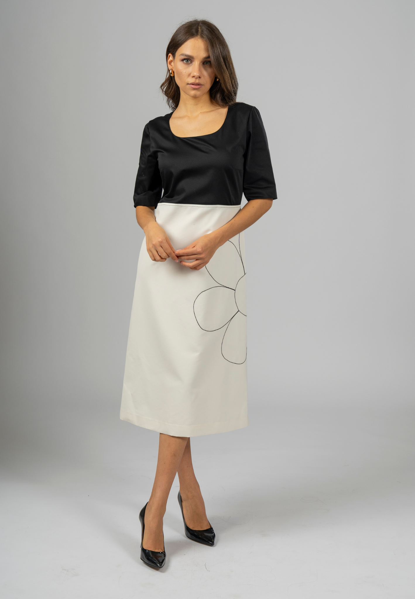 White and black straight dress with short sleeves, half-daisy embroidery, 100% cotton.