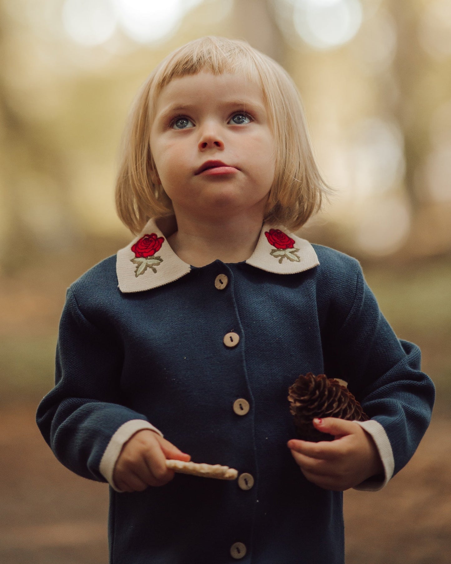 Cardigan bleu brodé pour fille