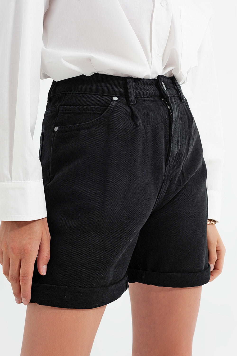 Schwarze High-Waist-Shorts aus 100 % Baumwolle, schwarze Denim-Shorts.