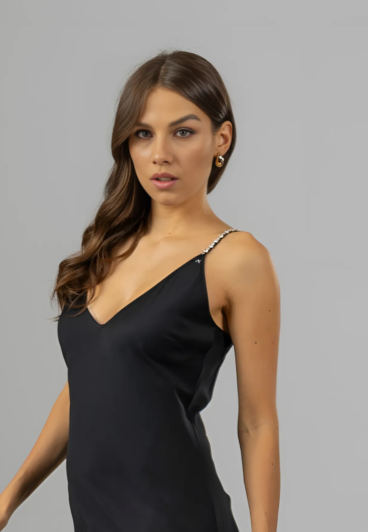 Langes, figurbetontes Kleid mit V-Ausschnitt. Die Träger sind mit Swarovski-Kristallen verziert.