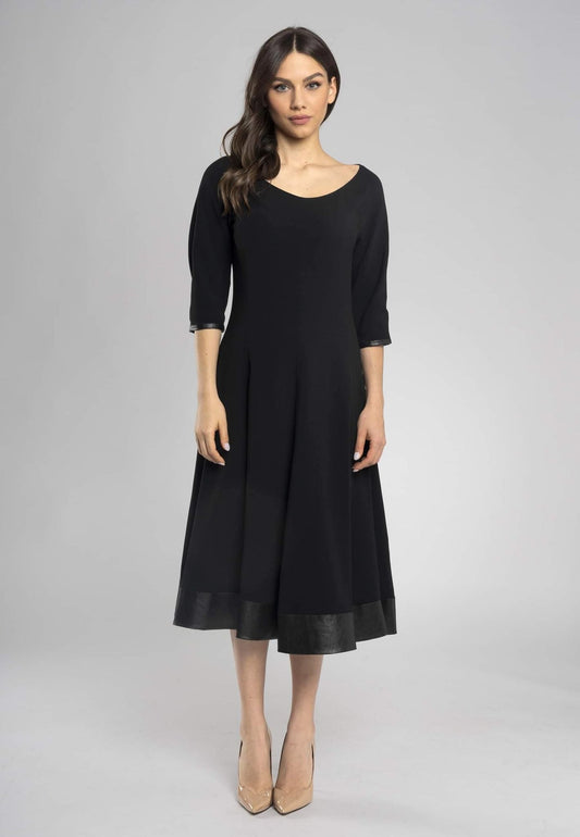  Robe noire midi à l'encolure ronde et aux manches mi-longues. Coupe raffinée et minimaliste.