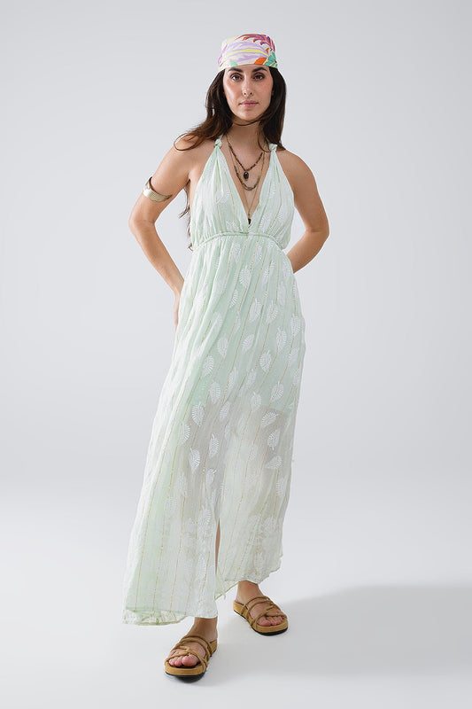 Robe longue bohème d'été à décolleté halter et taille élastiquée, couleur vert menthe très clair.
