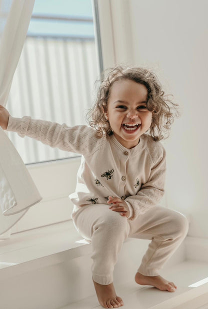 Cardigan orné d’abeilles pour fille